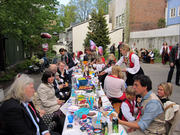 17. mai-fest på ballplassen.